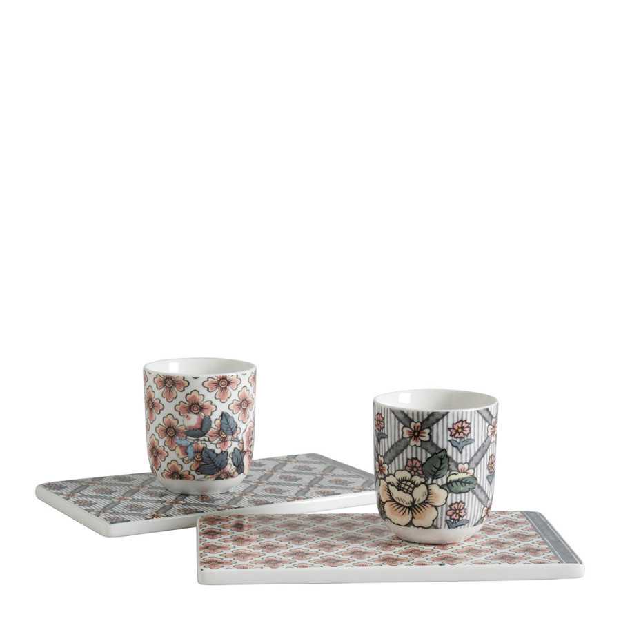 INTERIEUR-DECORATION|Caja de 2 tazas y 2 bandejas - Madame de PompadourMATHILDE MCajas de regaloAdornadas con su elegante decoración de mármol, las tazas de café de porcelana Palazzo Bello te transportan al corazón del Mediterráneo, a los palacios italianos más sublimes. Ofrecidas en una caja con un diseño refinado, serán perfectas como regalo para ofrecerte o para complacerte y aportarán un toque de poesía a todas las mesas.
