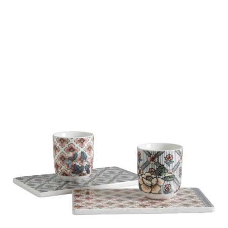 INTERIEUR-DECORATION|Coffret 2 tasses 2 plateaux Madame de PompadourMATHILDE MCoffrets cadeauxApportez une touche raffinée et féminine à votre table avec ce coffret de 2 tasses et 2 plateaux Madame de Pompadour. Leur élégant décor rend hommage aux papiers dominotés, des papiers artisanaux aux motifs fleuris réalisés par des Maîtres Dominotiers, qui reliaient au 18e siècle les couvertures des plus belles œuvres littéraires et ornaient les murs et les intérieurs d’armoires. 