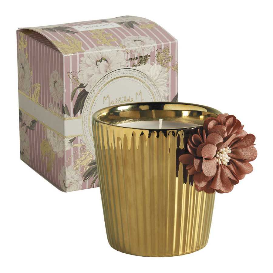 INTERIEUR-DECORATION|Candela profumata Rose Elixir CelebrationsMATHILDE MCandela profumataScopri la candela Elisir di Rosa Célébrations Exquises con la sua fragranza voluttuosa e ammaliante, il matrimonio di rosa, regina dei fiori, e note cipriate di violetta, su un letto di muschi bianchi. Diffonde una luce soffusa e una fragranza delicata che crea istantaneamente un'atmosfera calda. È composto da uno stoppino in cotone al 100% e da una cera di alta qualità che garantisce una diffusione ottimale. Profuma costantemente durante tutto il processo di combustione e garantisce un'ottima resa olfattiva sia calda che fredda.Il tempo di diffusione della candela Exquisite Celebrations da 260 g è di +/- 50 h.