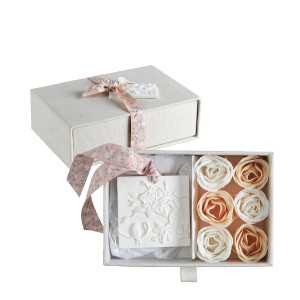 INTERIEUR- DECORATION|Caja de velas y rosas de jabón perfumadas Escala en Sintra - Flor de mandarinaMATHILDE MCajas de bienestar