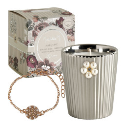 INTERIEUR-DECORATION|Vela Perfumada Joya Marquesa Exquisitas CelebracionesMATHILDE MVela perfumadaDescubre la irresistible vela Bijou Celebrations Exquisita adornada con un Decoración de plata y una delicada flor de perla. Esta vela perfumada Difunde una luz suave y una delicada fragancia. Crea instantáneamente Un ambiente acogedor y cálido en las habitaciones de su casa con Marquise, un aroma irresistiblemente sensual que combina Notas amaderadas y especiadas con la dulzura de la vainilla y el almizcle. Más que una vela, este hermoso objeto contiene una sorpresa: una elegante Pulsera de 18 quilates que se revelará una vez consumida la vela.Hecho de una mecha 100% algodón y una cera de alta calidad, este La vela asegura una difusión óptima del perfume. Difunde su aroma consistentemente durante toda la combustión y asegura una excelente olfativo hecho tanto caliente como frío.El tiempo de difusión de la vela Exquisite Celebrations 260 g es de +/- 50 h.