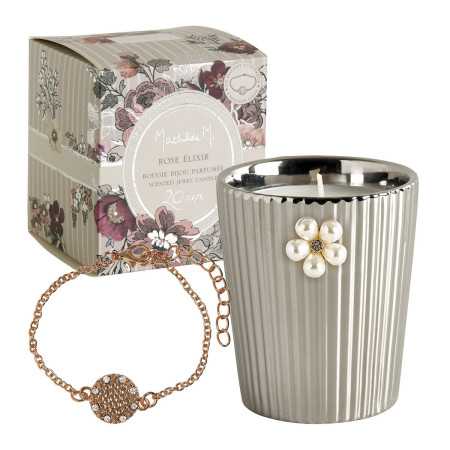 INTERIEUR-DECORATION|Rose Elixir Celebrations Candela Gioiello ProfumatoMATHILDE MCandela profumataScopri l'irresistibile candela Bijou Célébrations Exquises decorata con una decorazione d'argento e un delicato fiore di perla. Questa candela profumata diffonde una luce soffusa e una fragranza delicata. Crea istantaneamente un'atmosfera accogliente e calda negli ambienti della tua casa con l'Elisir di Rose, una fragranza voluttuosa e ammaliante, matrimonio di rosa, regina dei fiori, e note cipriate di violetta, su un letto di muschi bianchi. Più che una candela, questo bellissimo oggetto racchiude una sorpresa: un elegante bracciale da 18 carati che si rivelerà una volta consumata la candela.Composta da uno stoppino in cotone al 100% e da una cera di alta qualità, questa candela garantisce una diffusione ottimale della fragranza. Diffonde costantemente il suo profumo durante tutto il processo di combustione e garantisce un'ottima resa olfattiva sia a caldo che a freddo.Il tempo di diffusione della candela Exquisite Celebrations da 260 g è di +/- 50 h.