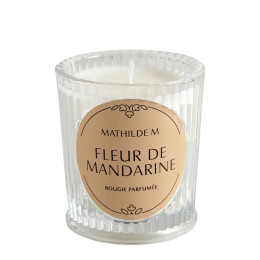 INTERIEUR-DECORATION|Bougie parfumée 65 g Fleur de MandarineMATHILDE MBougie parfuméeFleur de Mandarine, une irrésistible mosaïque parfumée où les effluves de mandariniers se mêlent à un accord ensoleillé d’ylang et de fleur d’oranger, pour finir avec rondeur sur une exquise vanille. Une senteur pétillante et solaire...Véritable objet de décoration, cette bougie Les Intemporelles parfume agréablement à chaud comme à froid. Dans son écrin de verre côtelé, Elle possède une mèche 100% coton et est composée d'une cire de haute qualité, mélange équilibré de cire végétale de soja et de cire minérale pour garantir un parfumage optimal. Allumée, elle crée instantanément une ambiance chaleureuse dans votre intérieur.Le temps de diffusion de cette bougie est de +/- 24h.