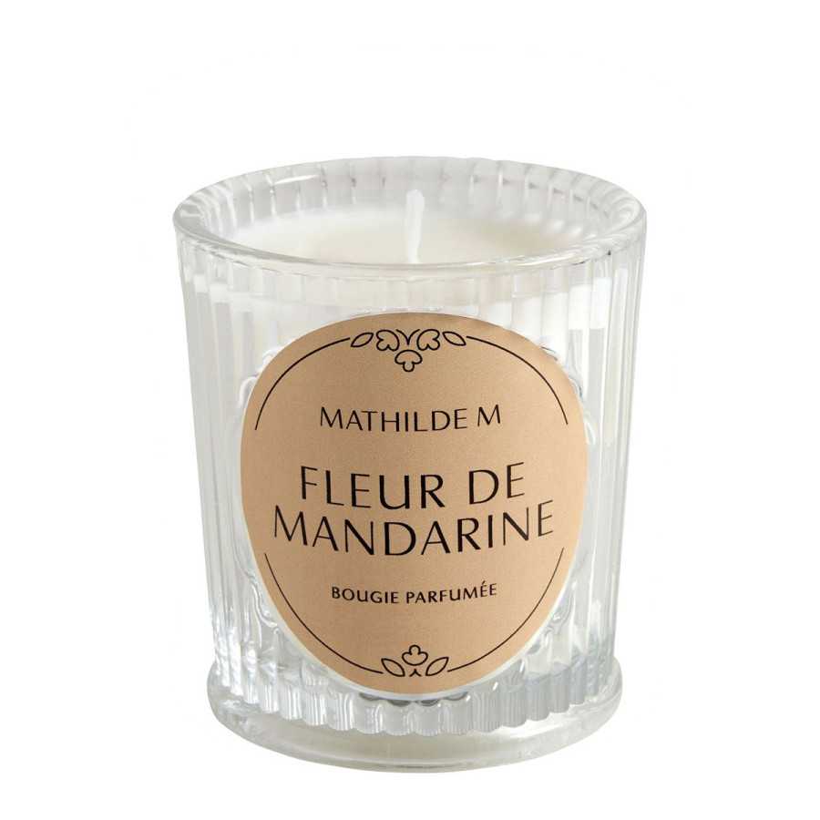 INTERIEUR-DECORATION|Bougie parfumée 65 g Fleur de MandarineMATHILDE MBougie parfuméeFleur de Mandarine, une irrésistible mosaïque parfumée où les effluves de mandariniers se mêlent à un accord ensoleillé d’ylang et de fleur d’oranger, pour finir avec rondeur sur une exquise vanille. Une senteur pétillante et solaire...Véritable objet de décoration, cette bougie Les Intemporelles parfume agréablement à chaud comme à froid. Dans son écrin de verre côtelé, Elle possède une mèche 100% coton et est composée d'une cire de haute qualité, mélange équilibré de cire végétale de soja et de cire minérale pour garantir un parfumage optimal. Allumée, elle crée instantanément une ambiance chaleureuse dans votre intérieur.Le temps de diffusion de cette bougie est de +/- 24h.