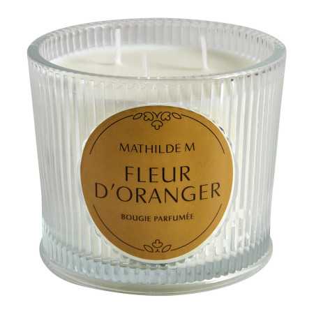 INTERIEUR-DECORATION|Les Intemporelles Duftkerze 400 g OrangenblüteMATHILDE MDuftkerzeEntdecken Sie den Duft Orange Blossom, einen sonnigen, blumigen Duft mit regressiven Noten von Orangenblüten, gemischt mit warmen Akzenten von Zedernholz und Amber. Eine Ode an die zeitlose Schönheit der ikonischsten aller weißen Blumen.Diese Kerze Les Intemporelles ist ein echtes Dekorationsobjekt und duftet mit ihrem großzügigen Format angenehm heiß und kalt. Das gerippte Glasgehäuse ist mit einem eleganten, handgefertigten Gipsdeckel versehen und mit dem Mathilde M-Siegel gekennzeichnet. Es hat 3 Dochte aus 100% Baumwolle und besteht aus einem hochwertigen Wachs, einer ausgewogenen Mischung aus Soja-Pflanzenwachs und Mineralwachs, um eine optimale Parfümierung zu gewährleisten. Wenn es angezündet wird, schafft es sofort eine warme Atmosphäre in Ihrem Zuhause.Die Diffusionszeit dieser Kerze beträgt +/- 50h.