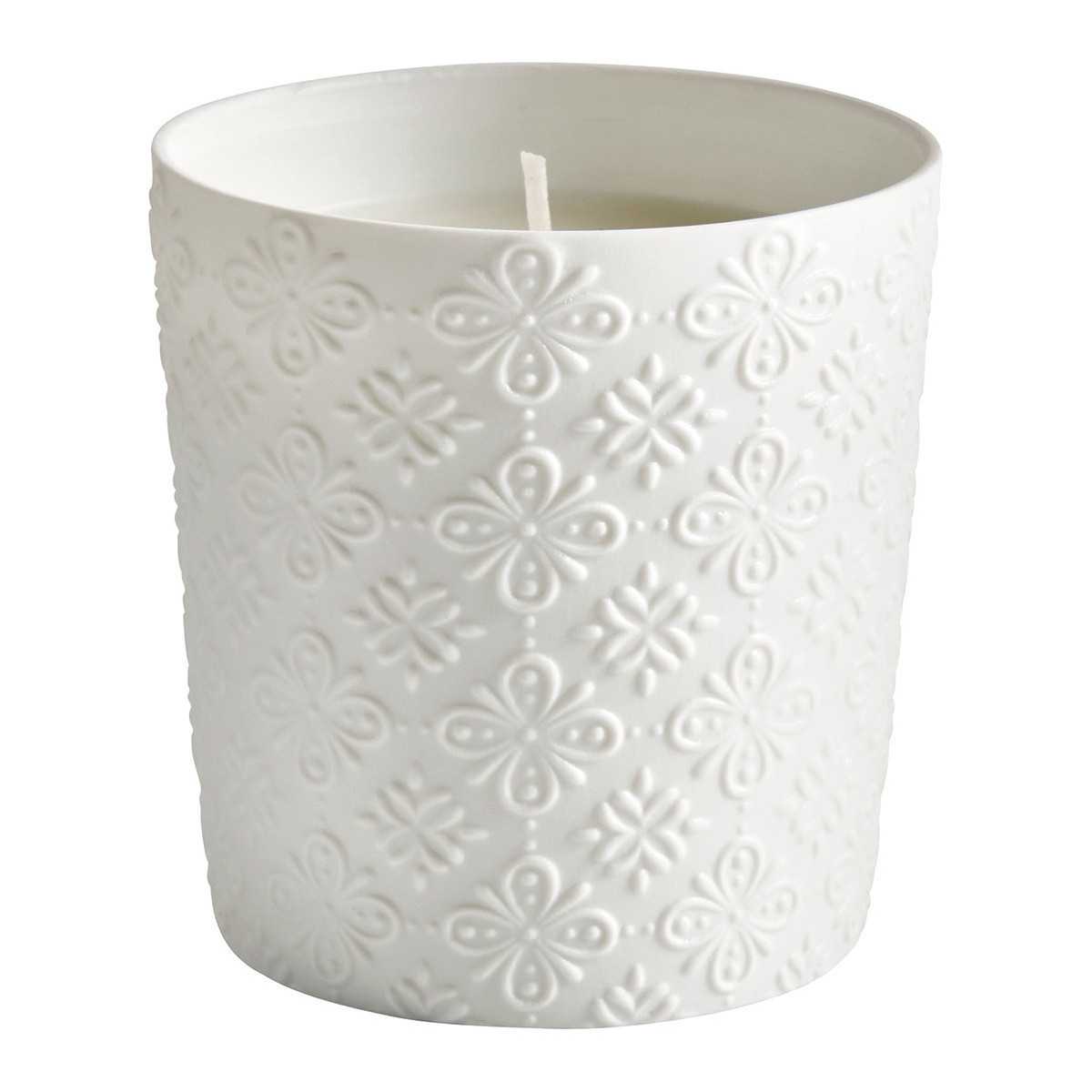 INTERIEUR-DECORATION|Candela profumata Escale à Sintra 190 g Fiore di MandarinoMATHILDE MCandela profumataScopri la candela Escale à Sintra al profumo Mandarin Blossom, un irresistibile mosaico profumato dove il profumo degli alberi di mandarino si mescola con un accordo solare di ylang e fiori d'arancio, per finire con rotondità su una squisita vaniglia. Un profumo frizzante e solare...I suoi eleganti motivi azulejo incisi sul biscotto in porcellana conferiscono un tocco delicato e raffinato alla decorazione.Questa candela è composta da uno stoppino in cotone al 100% e da una cera di alta qualità che garantisce una diffusione ottimale. Diffonde una luce soffusa e una fragranza delicata che crea istantaneamente un'atmosfera calda. Profuma costantemente durante tutto il processo di combustione e garantisce un'ottima resa olfattiva sia calda che fredda.Il tempo di diffusione della candela Escale à Sintra da 190 g è di +/- 55 h.233,08&nbsp;kr