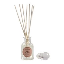 INTERIEUR-DECORATION|Rose Elixir geurkaars diffuser en decoratieve ontdekkingssetDiffuser voor binnenRose Elixir, een weelderige en betoverende geur, een combinatie van roos, koningin der bloemen, en poederachtige viooltjesnoten, rustend op een bedje van witte muskus. Laat u verleiden door de elegante Les Intemporelles geschenkset met gouden strepen, bestaande uit een geurverspreider, een Les Intemporelles kaars en een prachtige, zorgvuldig met de hand gesneden, geurende gipsdecoratie. Een onweerstaanbaar cadeau-idee, perfect om cadeau te doen of gewoon om uzelf te trakteren! De diffuser parfumeert een kleine kamer tot wel 2 weken. De Les Intemporelles kaars van 65 g gaat ongeveer 24 uur mee. De set bevat: 1 x 30 ml geurverspreider, Rose Elixir geur 1 x 65 g geurkaars, Rose Elixir geur 1 x geurende gipsdecoratie, Rose Elixir geur 5 x 18 cm gebleekte rotan rietstengels