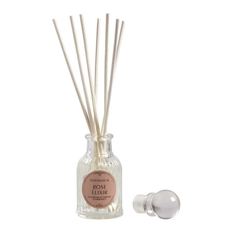 INTERIEUR-DECORATION|Rose Elixir Candle Diffuser e Set Decorazione Profumata DiscoveryDiffusore per interniElisir di Rosa, una fragranza voluttuosa e ammaliante, matrimonio di rosa, regina dei fiori, e note cipriate di violetta, su un letto di muschi bianchi.Lasciatevi sedurre dall'elegante cofanetto a righe dorate Les Intemporelles composto da un diffusore di fragranze per la casa, una candela Les Intemporelles e una graziosa decorazione in gesso profumato meticolosamente cesellato a mano. Un'idea regalo irresistibile, da regalare o semplicemente da regalarsi!Il diffusore profuma una piccola stanza per un massimo di 2 settimane. Il tempo di diffusione della candela Les Intemporelles da 65 g è di +/- 24 ore.La confezione contiene:1 x 30 ml Diffusore di Fragranze per Ambienti, Fragranza Elisir di Rosa1 candela profumata 65 g, fragranza Elisir di Rosa1 decorazione in gesso profumato, profumo Elisir di Rosa5 aste in rattan sbiancato 18 cm