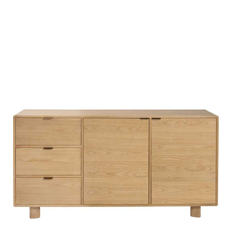 INTERIEUR-DECORATION|Credenza SIMONA in rovere chiaroBLANC D'IVOIRETabelleLa credenza SIMONA in rovere chiaro ha davvero tutto per accontentarvi Prende in prestito la purezza e l'equilibrio delle linee dal design italiano. Notevole per la sobrietà della sua struttura arrotondata, la sua base elegante e il biondo del suo legno, questo mobile si abbinerà a tutti gli stili di atmosfera. La sua ottima capacità di stoccaggio è ideale per un soggiorno ordinato.Ispirazione per la decorazione La nostra linea SIMONA si adatta con naturalezza a qualsiasi stile di interni. È possibile abbinare la madia ad altri prodotti della linea SIMONA, come il tavolo da pranzo o il tavolino. Per completare la decorazione del tuo soggiorno, posiziona sul vassoio oggetti souvenir, un grazioso vaso, una pianta, un quadro in stile astratto o una lampada da tavolo di design, ideale per illuminare la madia SIMONA.