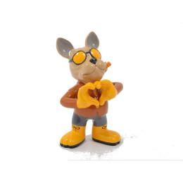 INTERIEUR-DECORATION|OLIVER Hond Mosterd Handen HartDRIMMERGrappige beeldenDe sculptuur "OLIVER the dog" van Drimmer is een uniek decoratief stuk dat deel uitmaakt van de traditie van het merk om originele en atypische kunstobjecten te creëren. Drimmer, opgericht door Louis Drimmer in 1945, stond aanvankelijk bekend om zijn handgemaakte, met de hand beschilderde keramische armaturen. In de loop der jaren heeft het merk zijn universum uitgebreid met beelden, meubels, schilderijen en andere kunstwerken.
