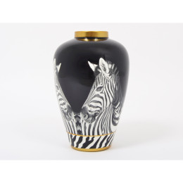 INTERIEUR-DECORATION|KATOU Olivenvase 38 cmDRIMMERVasenDie olivfarbene Vase KATOU von DRIMMER ist ein elegantes Stück mit einer hübschen olivfarbenen Farbe, die Ihrer Wohnkultur einen Hauch von Raffinesse verleiht.