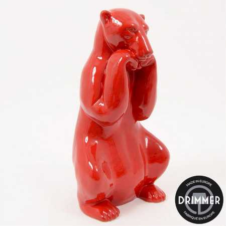 INTERIEUR-DECORATION|ORSETTO ours rougeDRIMMERStatues FunnyApportez une touche d’élégance et d’originalité à votre décoration avec ORSETTO, l’ours rouge signé Drimmer. D’une hauteur de 54 cm, cette pièce décorative au design raffiné devient un véritable objet tendance pour sublimer votre intérieur. Sa finition or apporte luminosité et modernité, idéale pour habiller un salon, une entrée ou une chambre avec style. Parfait en élément central de décoration ou associé à d’autres objets design, l’ours ORSETTO incarne l’alliance entre fantaisie et chic contemporain.