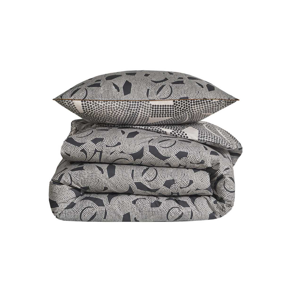 INTERIEUR-DECORATION|Housse de couette TOTEM ARDOISEBLANC DES VOSGESHousse de couetteLa housse de couette TOTEM Ardoise, va donner une allure résolument moderne à votre chambre. Sur une percale de coton au tissage extrêmement fin et serré, 80 fils/cm², ce modèle offre un confort à la hauteur de son esthétique. Les lignes s'entrelacent dans une composition moderne. Fabriquée à Gérardmer, la housse de couette TOTEM est composée sur la face principale de motifs géométriques tout en rondeur et le dos est imprimé du même motif géométrique mais inversé. La housse de couette TOTEM est confectionnée avec un grand rabat en bout afin de bien border sous le matelas. L'article est disponible dans les dimensions standards : 140 x 200 cm, 200 x 200 cm, 240 x 220 cm et 260 x 240 cm mais également réalisable en sur-mesure. Ce modèle existe également dans le coloris naturel. Origine : Confectionné en France dans nos ateliers à Gérardmer (Vosges) Matière : Percale imprimée 100% coton peigné longues fibres 80 fils/cm² Finition : Rabat cheminée Drap housse : Uni percale coloris acier