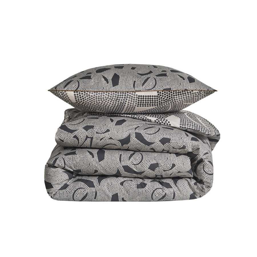 INTERIEUR-DECORATION|Housse de couette TOTEM ARDOISEBLANC DES VOSGESHousse de couetteLa housse de couette TOTEM Ardoise, va donner une allure résolument moderne à votre chambre. Sur une percale de coton au tissage extrêmement fin et serré, 80 fils/cm², ce modèle offre un confort à la hauteur de son esthétique. Les lignes s'entrelacent dans une composition moderne. Fabriquée à Gérardmer, la housse de couette TOTEM est composée sur la face principale de motifs géométriques tout en rondeur et le dos est imprimé du même motif géométrique mais inversé. La housse de couette TOTEM est confectionnée avec un grand rabat en bout afin de bien border sous le matelas. L'article est disponible dans les dimensions standards : 140 x 200 cm, 200 x 200 cm, 240 x 220 cm et 260 x 240 cm mais également réalisable en sur-mesure. Ce modèle existe également dans le coloris naturel. Origine : Confectionné en France dans nos ateliers à Gérardmer (Vosges) Matière : Percale imprimée 100% coton peigné longues fibres 80 fils/cm² Finition : Rabat cheminée Drap housse : Uni percale coloris acier