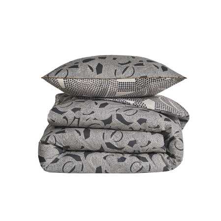 INTERIEUR-DECORATION|Housse de couette TOTEM ARDOISEBLANC DES VOSGESHousse de couetteLa housse de couette TOTEM Ardoise, va donner une allure résolument moderne à votre chambre. Sur une percale de coton au tissage extrêmement fin et serré, 80 fils/cm², ce modèle offre un confort à la hauteur de son esthétique. Les lignes s'entrelacent dans une composition moderne. Fabriquée à Gérardmer, la housse de couette TOTEM est composée sur la face principale de motifs géométriques tout en rondeur et le dos est imprimé du même motif géométrique mais inversé. La housse de couette TOTEM est confectionnée avec un grand rabat en bout afin de bien border sous le matelas. L'article est disponible dans les dimensions standards : 140 x 200 cm, 200 x 200 cm, 240 x 220 cm et 260 x 240 cm mais également réalisable en sur-mesure. Ce modèle existe également dans le coloris naturel. Origine : Confectionné en France dans nos ateliers à Gérardmer (Vosges) Matière : Percale imprimée 100% coton peigné longues fibres 80 fils/cm² Finition : Rabat cheminée Drap housse : Uni percale coloris acier