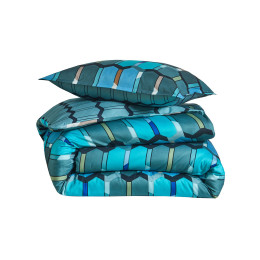 INTERIEUR-DECORATION|Parure MOSAIC COBALTBLANC DES VOSGESParure de litParure MOSAIC COBALT La parure MOSAÏC Cobalt séduit par son motif contemporain inspiré des mosaïques modernes, où formes et couleurs s’entrelacent pour créer un rendu graphique unique. Confectionnée en satin de coton haut de gamme, elle offre un toucher soyeux et un tombé fluide qui apportent douceur et confort nuit après nuit.La teinte cobalt, minerale et profonde, s’harmonise parfaitement avec son revers coordonné au dessin structuré et raffiné. Chaque détail est pensé pour une finition parfaite, alliant design moderne et élégance intemporelle.Fabriquée à Gérardmer, les couleurs sont sublimées par la qualité du satin de coton ultradoux au tissage extrêmement fin et serré, 120 fils/cm², les articles sont aussi disponibles en sur-mesure. Ce modèle existe également dans le coloris Sienne Origine: Confectionné en France dans nos ateliers à Gérardmer (Vosges) Matière: Satin imprimée 100% coton 120 fils/cm² Drap housse : Uni percale coloris Bleu corinthe&nbsp; 