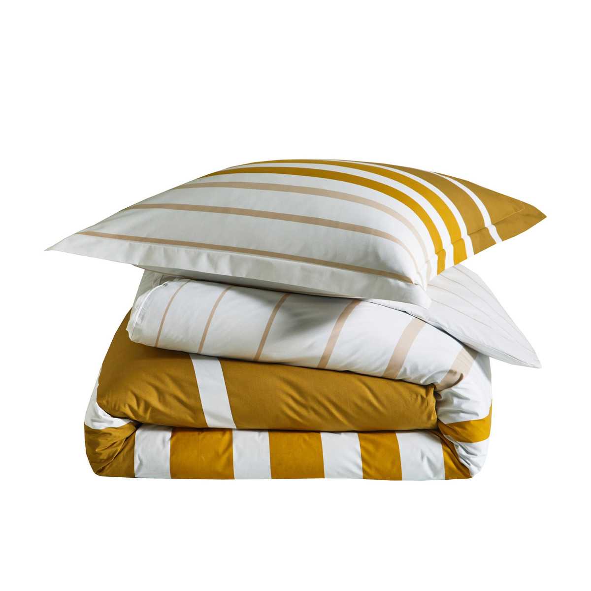 INTERIEUR-DECORATION|Parure GRAND LARGE OcreBLANC DES VOSGESParure de litParure GRAND LARGE Pour une décoration de chambre à la fois sophistiquée et ressourçante, le modèle Grand Large de Blanc des Vosges s’impose comme un choix idéal.&nbsp; Le motif, finement élaboré, présente de délicates rayures ocres disposées à l’horizontale sur un fond blanc éclatant.&nbsp; Ce contraste subtil crée un élégant effet visuel tout en légèreté, idéal pour instaurer une ambiance bord de mer chic et apaisante dans votre chambre. Fabriqué à la main à Gérardmer, dans les Vosges, ce linge de lit incarne l’excellence artisanale française.&nbsp; Sa percale de coton tissée à 80 fils/cm² garantit une sensation de fraîcheur et une qualité irréprochable, idéale pour les nuits douces et réparatrices. Grand Large est le modèle parfait pour allier esthétique contemporaine et confort haut de gamme.&nbsp; 