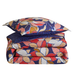 INTERIEUR-DECORATION|Parure UTOPIA COBALTParure de litParure UTOPIA COBALT UTOPIA Cobalt célèbre la beauté des formes et des couleurs à travers un motif floral stylisé, imprimé sur une percale de coton douce et légère. Les fleurs, en aplats de couleurs audacieuses, créent un univers graphique et moderne qui invite à l'évasion. Matière : 100% Satin imprimé 100% coton 120 fils/cm² Origine : Confectionné en France dans nos ateliers à Gérardmer (Vosges) Articles complémentaires : Pour compléter l'ensemble de lit retrouvez également un couvre-lit matelassé.&nbsp; 