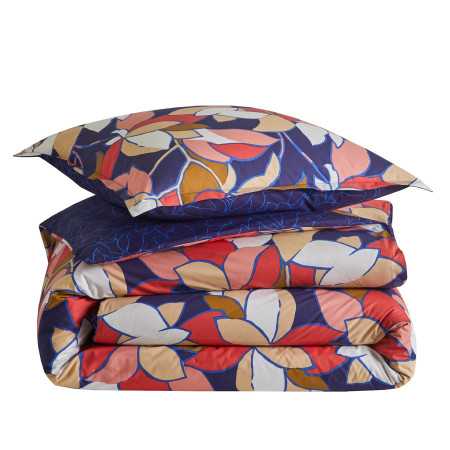 INTERIEUR-DECORATION|Parure UTOPIA COBALTParure de litParure UTOPIA COBALT UTOPIA Cobalt célèbre la beauté des formes et des couleurs à travers un motif floral stylisé, imprimé sur une percale de coton douce et légère. Les fleurs, en aplats de couleurs audacieuses, créent un univers graphique et moderne qui invite à l'évasion. Matière : 100% Satin imprimé 100% coton 120 fils/cm² Origine : Confectionné en France dans nos ateliers à Gérardmer (Vosges) Articles complémentaires : Pour compléter l'ensemble de lit retrouvez également un couvre-lit matelassé.&nbsp; 
