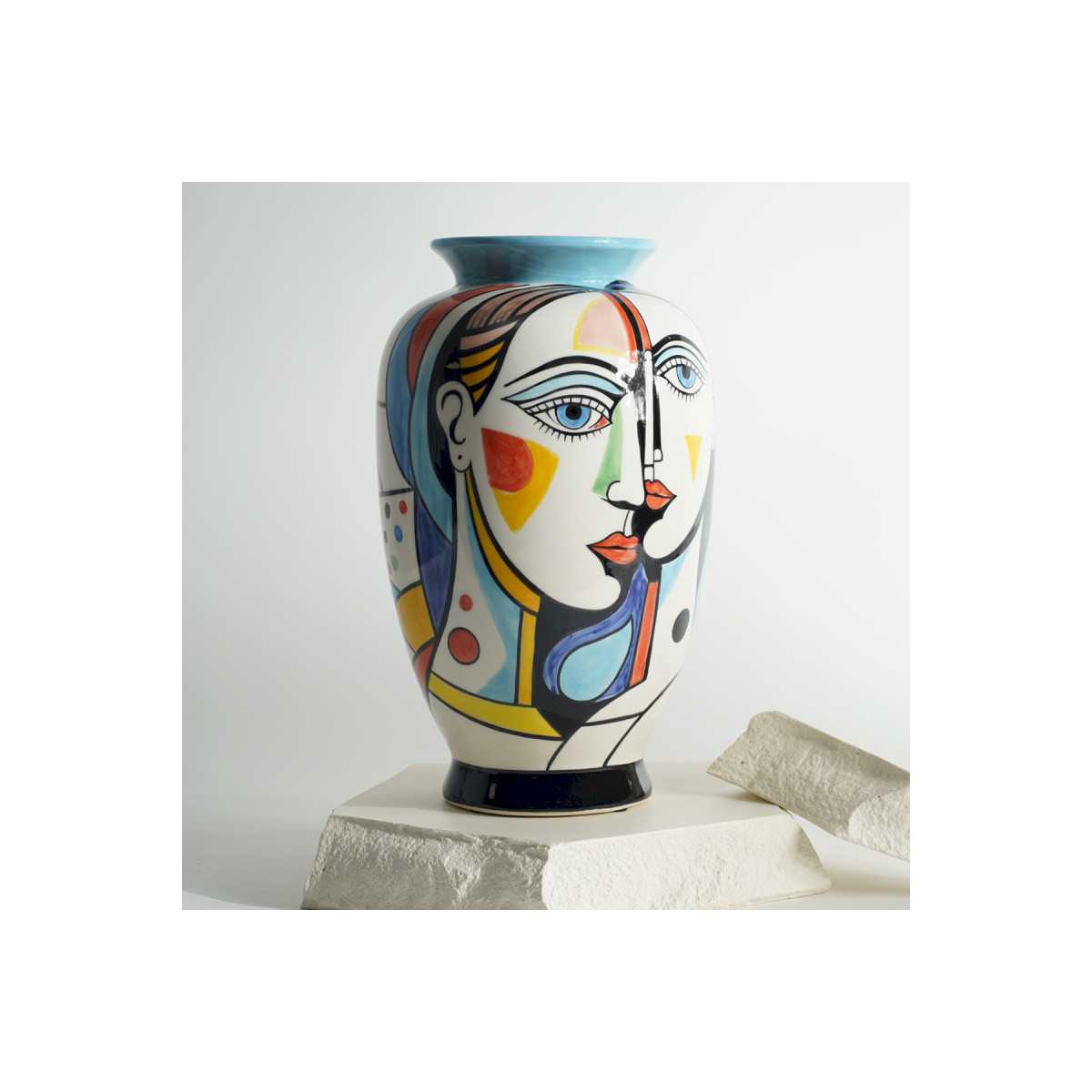 INTERIEUR-DECORATION|NEBULA vase 35cmDRIMMERVasesVase NEBULA – 35 cm Design contemporain &amp; élégance sculpturale Le vase NEBULA 35 cm est une pièce décorative forte qui sublime instantanément un intérieur moderne ou classique chic. Inspiré par les formes célestes et les mouvements organiques, il séduit par ses lignes fluides, son volume généreux et sa présence sculpturale. Parfait seul comme objet décoratif ou accompagné de fleurs séchées, branches décoratives ou compositions florales minimalistes, le vase NEBULA devient un véritable élément central de décoration sur une console, une table basse ou un buffet.Fabriqué avec des matériaux de qualité, il offre une finition soignée et une excellente stabilité. Sa hauteur de 35 cm lui permet de structurer l’espace tout en conservant une élégance intemporelle.&nbsp;