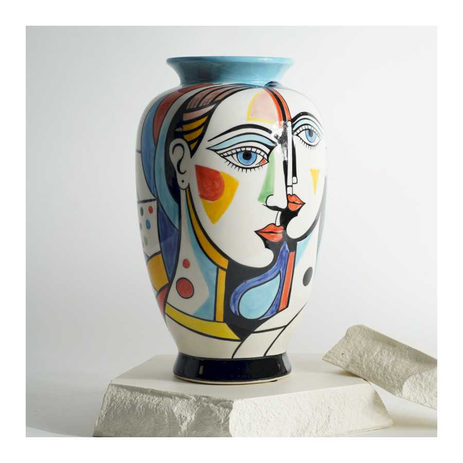 INTERIEUR-DECORATION|NEBULA vase 35cmDRIMMERVasesVase NEBULA – 35 cm Design contemporain &amp; élégance sculpturale Le vase NEBULA 35 cm est une pièce décorative forte qui sublime instantanément un intérieur moderne ou classique chic. Inspiré par les formes célestes et les mouvements organiques, il séduit par ses lignes fluides, son volume généreux et sa présence sculpturale. Parfait seul comme objet décoratif ou accompagné de fleurs séchées, branches décoratives ou compositions florales minimalistes, le vase NEBULA devient un véritable élément central de décoration sur une console, une table basse ou un buffet.Fabriqué avec des matériaux de qualité, il offre une finition soignée et une excellente stabilité. Sa hauteur de 35 cm lui permet de structurer l’espace tout en conservant une élégance intemporelle.&nbsp;