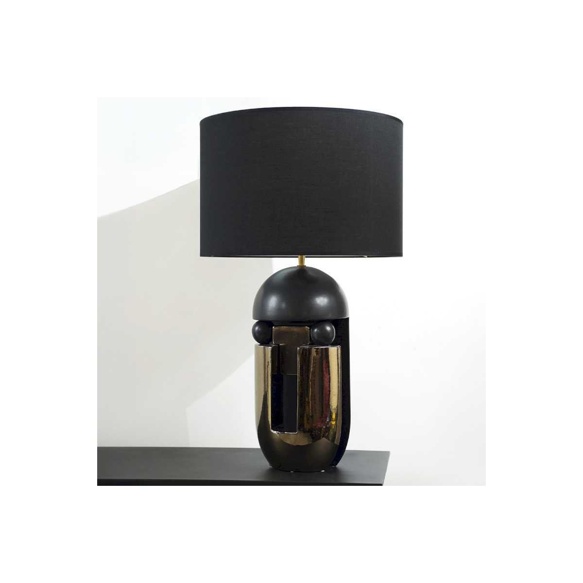 INTERIEUR-DECORATION|NAZCA lampe noir/orDRIMMERLampesNAZCA lampe noir/or Lampe NAZCA noir et or signée Drimmer, luminaire décoratif design au style contemporain et sophistiqué. Cette lampe haut de gamme associe finitions noir profond et touches dorées pour créer une ambiance chic et chaleureuse. Idéale pour illuminer un salon, une chambre ou un bureau, elle s’intègre parfaitement dans une décoration intérieure moderne, élégante ou luxe.