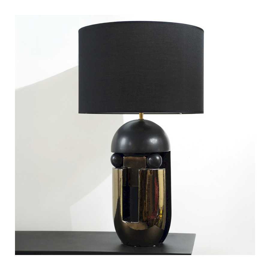 INTERIEUR-DECORATION|NAZCA lampe noir/orDRIMMERLampesNAZCA lampe noir/or Lampe NAZCA noir et or signée Drimmer, luminaire décoratif design au style contemporain et sophistiqué. Cette lampe haut de gamme associe finitions noir profond et touches dorées pour créer une ambiance chic et chaleureuse. Idéale pour illuminer un salon, une chambre ou un bureau, elle s’intègre parfaitement dans une décoration intérieure moderne, élégante ou luxe.