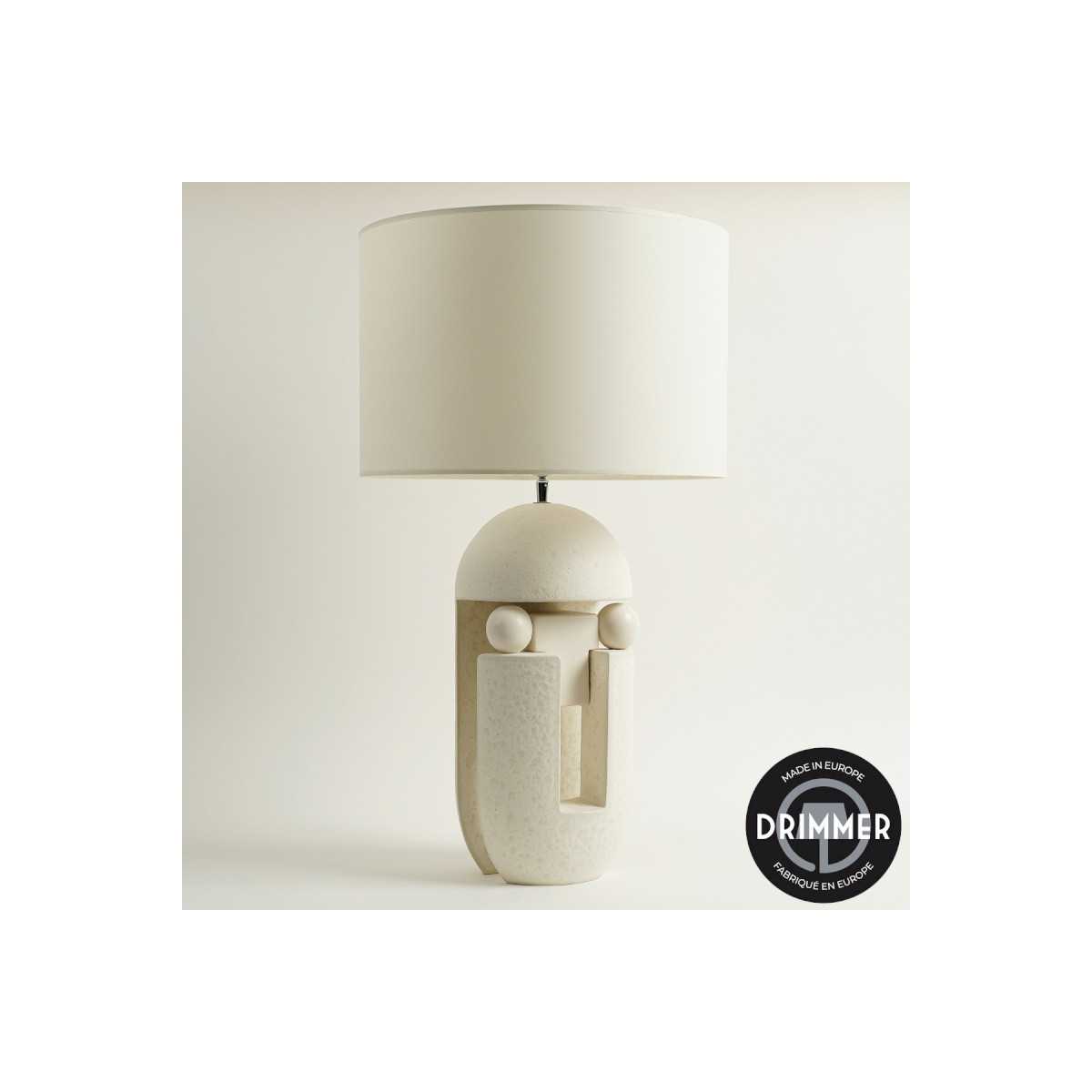 INTERIEUR-DECORATION|NAZCA lampe blanc matDRIMMERLampesNAZCA lampe blanc mat Lampe NAZCA blanc mat signée Drimmer, luminaire décoratif design au style contemporain et sophistiqué. Cette lampe haut de gamme associe finitions blanc mat pour créer une ambiance chic et chaleureuse. Idéale pour illuminer un salon, une chambre ou un bureau, elle s’intègre parfaitement dans une décoration intérieure moderne, élégante ou luxe.