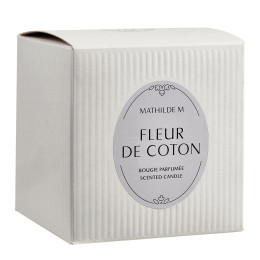 INTERIEUR-DECORATION|MATHILDE MBougie parfuméeBougie parfumée Fleur de Coton Les Intemporelles 400 g&nbsp; Découvrez le parfum Fleur de Coton, une senteur douce et enveloppante née du mariage de fleurs blanches, coton et bois précieux. Véritable objet de décoration, cette bougie Les Intemporelles au format généreux parfume agréablement à chaud comme à froid. Son écrin de verre côtelé est coiffé d'un élégant couvercle en plâtre réalisé à la main et marqué du sceau Mathilde M. Elle possède 3 mèches 100% coton et est composée d'une cire de haute qualité, mélange équilibré de cire végétale de soja et de cire minérale pour garantir un parfumage optimal. Allumée, elle crée instantanément une ambiance chaleureuse dans votre intérieur. Le temps de diffusion de cette bougie est de +/- 50h.