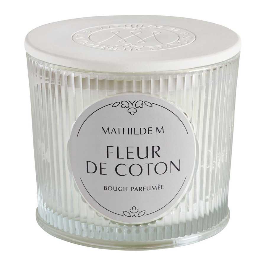 INTERIEUR-DECORATION|Bougie parfumée Fleur de Coton Les Intemporelles 400 gMATHILDE MBougie parfuméeBougie parfumée Fleur de Coton Les Intemporelles 400 g&nbsp; Découvrez le parfum Fleur de Coton, une senteur douce et enveloppante née du mariage de fleurs blanches, coton et bois précieux. Véritable objet de décoration, cette bougie Les Intemporelles au format généreux parfume agréablement à chaud comme à froid. Son écrin de verre côtelé est coiffé d'un élégant couvercle en plâtre réalisé à la main et marqué du sceau Mathilde M. Elle possède 3 mèches 100% coton et est composée d'une cire de haute qualité, mélange équilibré de cire végétale de soja et de cire minérale pour garantir un parfumage optimal. Allumée, elle crée instantanément une ambiance chaleureuse dans votre intérieur. Le temps de diffusion de cette bougie est de +/- 50h.