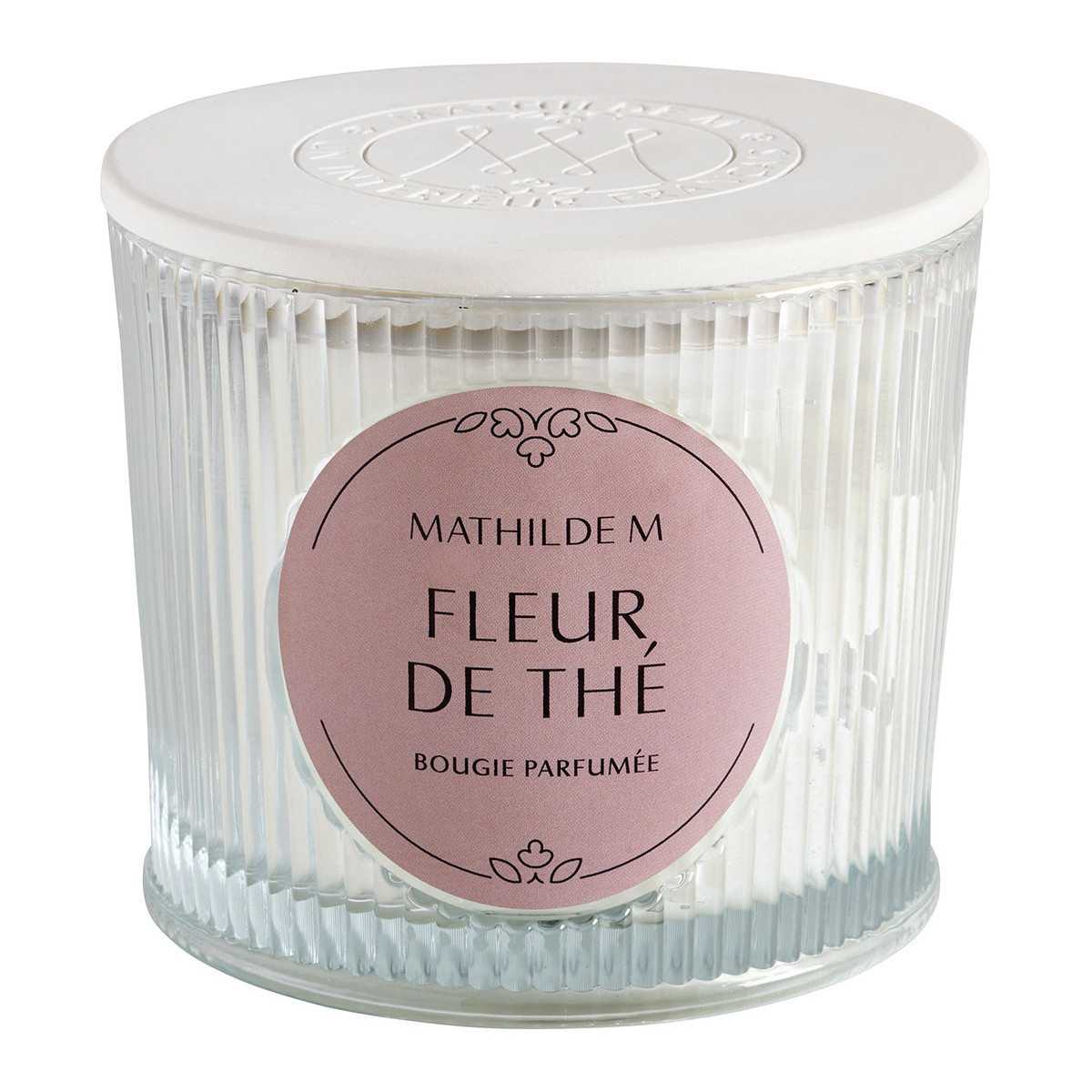 INTERIEUR-DECORATION|Bougie parfumée Fleur de Thé Les Intemporelles 400 gMATHILDE MBougie parfuméeBougie parfumée Fleur de Thé Les Intemporelles 400 g&nbsp; Découvrez Fleur de Thé, un parfum frais et floral qui dévoile en son cœur un accord de thé blanc et de rose, illuminé par de chaleureuses notes de vanille et d'ambre. Véritable objet de décoration, cette bougie Les Intemporelles au format généreux parfume agréablement à chaud comme à froid. Son écrin de verre côtelé est coiffé d'un élégant couvercle en plâtre réalisé à la main et marqué du sceau Mathilde M. Elle possède 3 mèches 100% coton et est composée d'une cire de haute qualité, mélange équilibré de cire végétale de soja et de cire minérale pour garantir un parfumage optimal. Allumée, elle crée instantanément une ambiance chaleureuse dans votre intérieur. Le temps de diffusion de cette bougie est de +/- 50h. &nbsp;