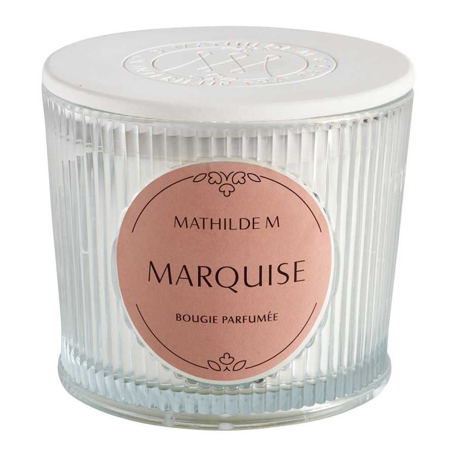 INTERIEUR-DECORATION|Bougie parfumée Marquise Les Intemporelles 400 gMATHILDE MBougie parfuméeBougie parfumée Marquise Les Intemporelles 400 g&nbsp; Parfum emblématique de Mathilde M, découvrez Marquise, une senteur précieuse et irrésistiblement sensuelle qui associe des notes boisées et épicées à la douceur de la vanille et des muscs. Véritable objet de décoration, cette bougie Les Intemporelles au format généreux parfume agréablement à chaud comme à froid. Son écrin de verre côtelé est coiffé d'un élégant couvercle en plâtre réalisé à la main et marqué du sceau Mathilde M. Elle possède 3 mèches 100% coton et est composée d'une cire de haute qualité, mélange équilibré de cire végétale de soja et de cire minérale pour garantir un parfumage optimal. Allumée, elle crée instantanément une ambiance chaleureuse dans votre intérieur. Le temps de diffusion de cette bougie est de +/- 50h.