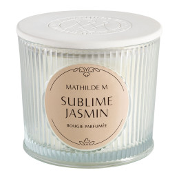 INTERIEUR-DECORATION|Bougie parfumée Sublime jasmin Les Intemporelles 400 gMATHILDE MBougie parfumée&nbsp;Bougie parfumée Sublime jasmin Les Intemporelles 400 g&nbsp; Parfum emblématique de Mathilde M, découvrez Marquise, une senteur précieuse et irrésistiblement sensuelle qui associe des notes boisées et épicées à la douceur de la vanille et des muscs. Véritable objet de décoration, cette bougie Les Intemporelles au format généreux parfume agréablement à chaud comme à froid. Son écrin de verre côtelé est coiffé d'un élégant couvercle en plâtre réalisé à la main et marqué du sceau Mathilde M. Elle possède 3 mèches 100% coton et est composée d'une cire de haute qualité, mélange équilibré de cire végétale de soja et de cire minérale pour garantir un parfumage optimal. Allumée, elle crée instantanément une ambiance chaleureuse dans votre intérieur. Le temps de diffusion de cette bougie est de +/- 50h.