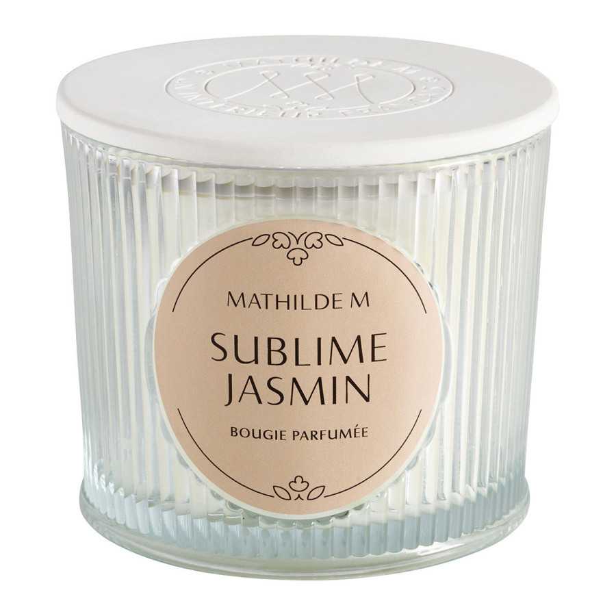 INTERIEUR-DECORATION|Bougie parfumée Sublime jasmin Les Intemporelles 400 gMATHILDE MBougie parfumée&nbsp;Bougie parfumée Sublime jasmin Les Intemporelles 400 g&nbsp; Parfum emblématique de Mathilde M, découvrez Marquise, une senteur précieuse et irrésistiblement sensuelle qui associe des notes boisées et épicées à la douceur de la vanille et des muscs. Véritable objet de décoration, cette bougie Les Intemporelles au format généreux parfume agréablement à chaud comme à froid. Son écrin de verre côtelé est coiffé d'un élégant couvercle en plâtre réalisé à la main et marqué du sceau Mathilde M. Elle possède 3 mèches 100% coton et est composée d'une cire de haute qualité, mélange équilibré de cire végétale de soja et de cire minérale pour garantir un parfumage optimal. Allumée, elle crée instantanément une ambiance chaleureuse dans votre intérieur. Le temps de diffusion de cette bougie est de +/- 50h.