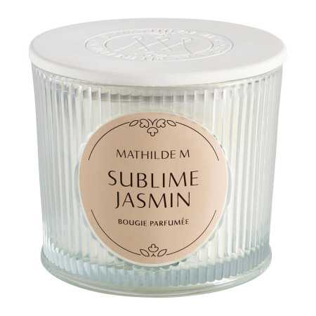 INTERIEUR-DECORATION|Bougie parfumée Sublime jasmin Les Intemporelles 400 gMATHILDE MBougie parfumée&nbsp;Bougie parfumée Sublime jasmin Les Intemporelles 400 g&nbsp; Parfum emblématique de Mathilde M, découvrez Marquise, une senteur précieuse et irrésistiblement sensuelle qui associe des notes boisées et épicées à la douceur de la vanille et des muscs. Véritable objet de décoration, cette bougie Les Intemporelles au format généreux parfume agréablement à chaud comme à froid. Son écrin de verre côtelé est coiffé d'un élégant couvercle en plâtre réalisé à la main et marqué du sceau Mathilde M. Elle possède 3 mèches 100% coton et est composée d'une cire de haute qualité, mélange équilibré de cire végétale de soja et de cire minérale pour garantir un parfumage optimal. Allumée, elle crée instantanément une ambiance chaleureuse dans votre intérieur. Le temps de diffusion de cette bougie est de +/- 50h.