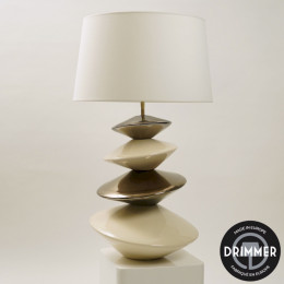 INTERIEUR-DECORATION|ENROLL lampe ivoire/or 80 cmDRIMMERLampesENROLL lampe ivoire/or 80 cm ENROLL lampe ivoire/or 80 cm : luminaire décoratif au design raffiné associant des tons ivoire et or pour une ambiance chic et chaleureuse. Cette lampe élégante diffuse une lumière douce idéale pour sublimer un salon, une chambre ou un espace de vie contemporain. Un luminaire design parfait pour une décoration intérieure élégante et sophistiquée.&nbsp;