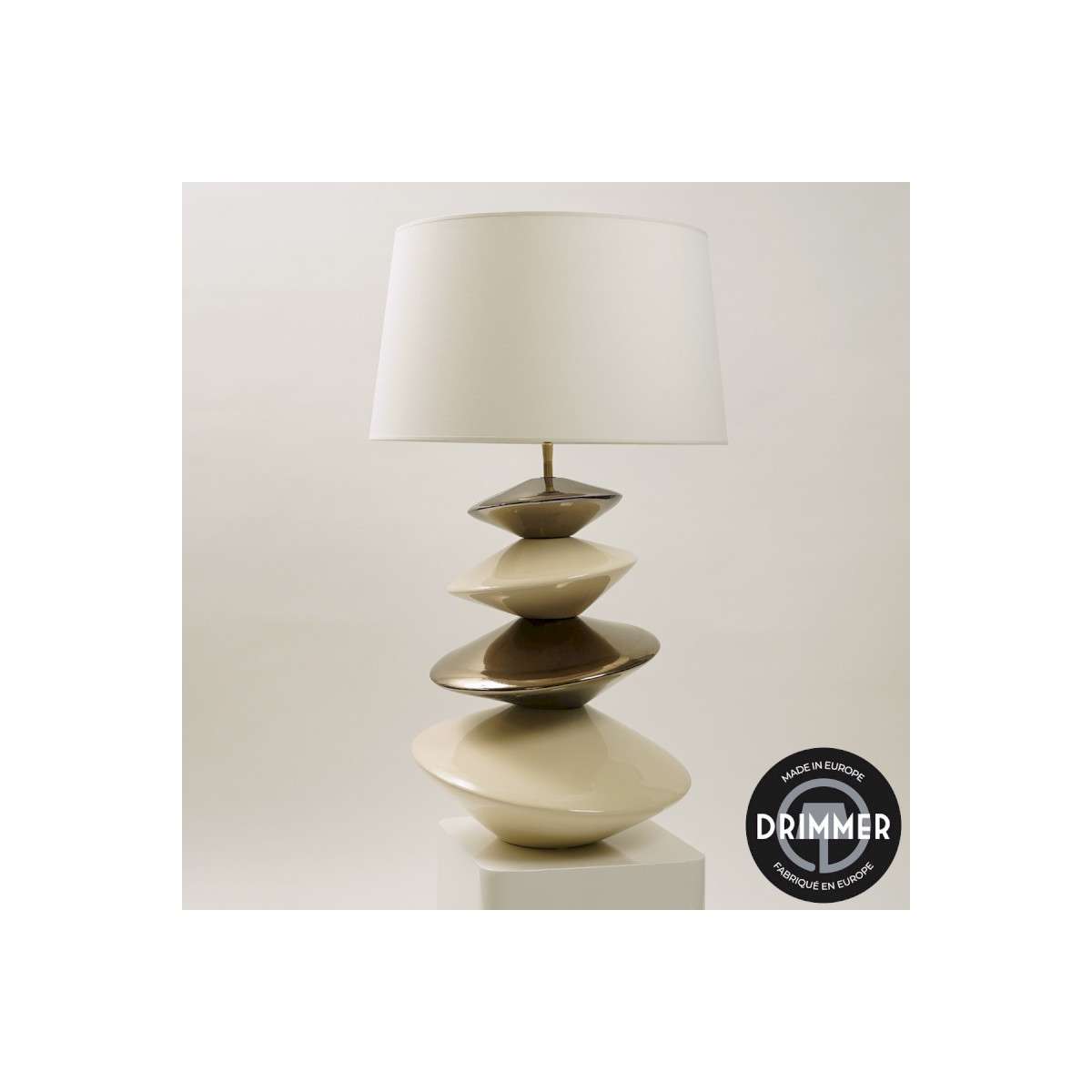 INTERIEUR-DECORATION|ENROLL lampe ivoire/or 80 cmDRIMMERLampesENROLL lampe ivoire/or 80 cm ENROLL lampe ivoire/or 80 cm : luminaire décoratif au design raffiné associant des tons ivoire et or pour une ambiance chic et chaleureuse. Cette lampe élégante diffuse une lumière douce idéale pour sublimer un salon, une chambre ou un espace de vie contemporain. Un luminaire design parfait pour une décoration intérieure élégante et sophistiquée.&nbsp;