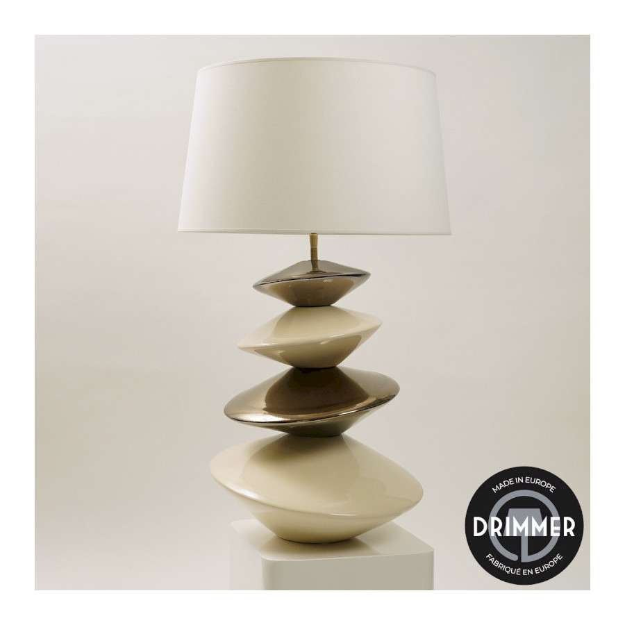 INTERIEUR-DECORATION|ENROLL lampe ivoire/or 80 cmDRIMMERLampesENROLL lampe ivoire/or 80 cm ENROLL lampe ivoire/or 80 cm : luminaire décoratif au design raffiné associant des tons ivoire et or pour une ambiance chic et chaleureuse. Cette lampe élégante diffuse une lumière douce idéale pour sublimer un salon, une chambre ou un espace de vie contemporain. Un luminaire design parfait pour une décoration intérieure élégante et sophistiquée.&nbsp;