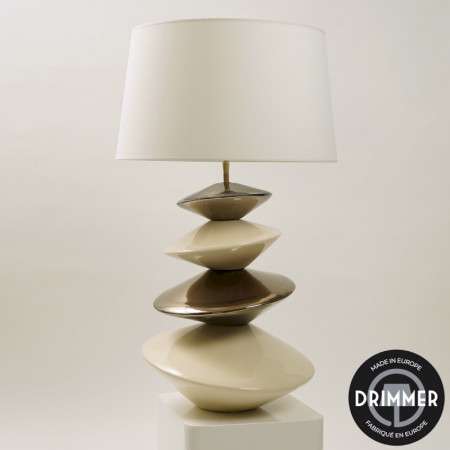 INTERIEUR-DECORATION|ENROLL lampe ivoire/or 80 cmDRIMMERLampesENROLL lampe ivoire/or 80 cm ENROLL lampe ivoire/or 80 cm : luminaire décoratif au design raffiné associant des tons ivoire et or pour une ambiance chic et chaleureuse. Cette lampe élégante diffuse une lumière douce idéale pour sublimer un salon, une chambre ou un espace de vie contemporain. Un luminaire design parfait pour une décoration intérieure élégante et sophistiquée.&nbsp;