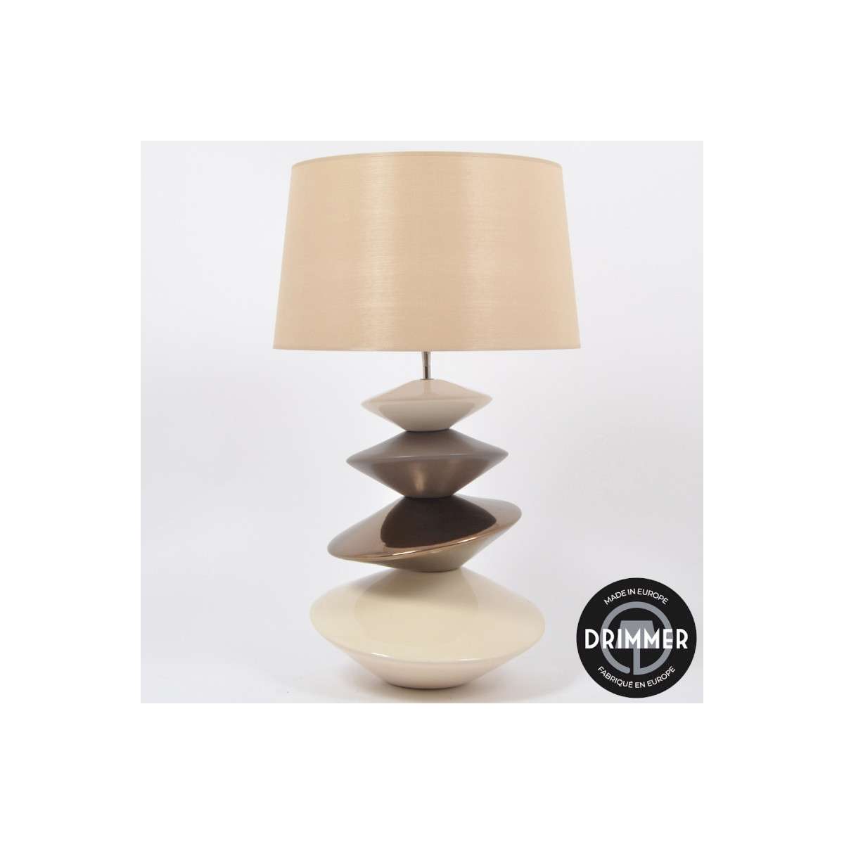 INTERIEUR-DECORATION|ENROLL lampe crème /orDRIMMERLampesENROLL lampe crème /or ENROLL lampe crème/or 80 cm : luminaire décoratif au design raffiné associant des tons noir et or pour une ambiance chic et chaleureuse. Cette lampe élégante diffuse une lumière douce idéale pour sublimer un salon, une chambre ou un espace de vie contemporain. Un luminaire design parfait pour une décoration intérieure élégante et sophistiquée.&nbsp;