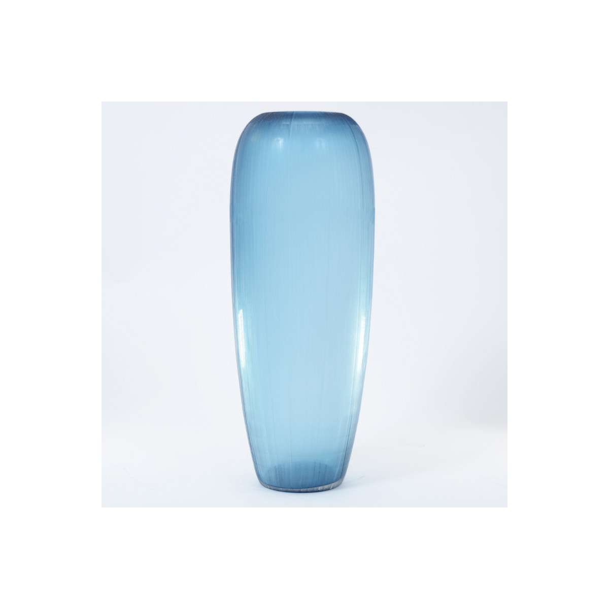 INTERIEUR-DECORATION|VALENSIA vase bleu 64 cmDRIMMERVasesVALENSIA vase bleu 64 cm Le VALENSIA vase bleu 64 cm est une pièce décorative forte qui attire immédiatement le regard. Avec sa hauteur généreuse de 64 cm, il apporte du volume et du caractère à votre intérieur. Son coloris bleu profond et élégant crée une ambiance raffinée et contemporaine. Parfait pour habiller un salon, une entrée ou un espace de réception, le vase VALENSIA peut être utilisé seul comme élément décoratif central ou accompagné de branches décoratives pour accentuer son effet visuel. Son design moderne s’intègre aussi bien dans un intérieur contemporain que dans une décoration plus classique recherchant une touche de couleur sophistiquée. Sa silhouette élancée et harmonieuse en fait un objet décoratif chic et intemporel. Placé au sol, sur un buffet ou une console, il structure l’espace et apporte une note artistique à votre décoration. Le VALENSIA vase bleu 64 cm est idéal pour ceux qui souhaitent affirmer leur style avec une pièce décorative élégante et tendance. &nbsp;
