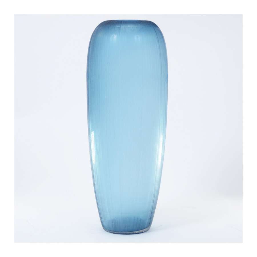 INTERIEUR-DECORATION|VALENSIA vase bleu 64 cmDRIMMERVasesVALENSIA vase bleu 64 cm Le VALENSIA vase bleu 64 cm est une pièce décorative forte qui attire immédiatement le regard. Avec sa hauteur généreuse de 64 cm, il apporte du volume et du caractère à votre intérieur. Son coloris bleu profond et élégant crée une ambiance raffinée et contemporaine. Parfait pour habiller un salon, une entrée ou un espace de réception, le vase VALENSIA peut être utilisé seul comme élément décoratif central ou accompagné de branches décoratives pour accentuer son effet visuel. Son design moderne s’intègre aussi bien dans un intérieur contemporain que dans une décoration plus classique recherchant une touche de couleur sophistiquée. Sa silhouette élancée et harmonieuse en fait un objet décoratif chic et intemporel. Placé au sol, sur un buffet ou une console, il structure l’espace et apporte une note artistique à votre décoration. Le VALENSIA vase bleu 64 cm est idéal pour ceux qui souhaitent affirmer leur style avec une pièce décorative élégante et tendance. &nbsp;