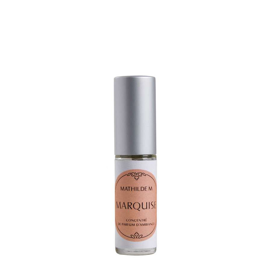 INTERIEUR-DECORATION|Concentré de parfum d'ambiance Rose Élixir Les Intemporelles 4 mlMATHILDE MDiffuseur + brumeConcentré de parfum d'ambiance Rose Élixir Les Intemporelles 4 ml&nbsp; Découvrez Rose Élixir, un parfum voluptueux et envoûtant, mariage de la rose, reine des fleurs, et des notes poudrées de la violette, sur un lit de muscs blancs. Hautement dosé en parfum, le concentré de parfum Les Intemporelles réactive la senteur des décors en plâtre parfumé et des parfums d'armoire Mathilde M. Ligne Les Intemporelles Emblématiques de la marque, Les Intemporelles ont été imaginées par notre Studio de Création comme de véritables objets de décoration précieux. Poétique et féminine, la ligne dévoile de beaux flaconnages côtelés que l’on a plaisir à réutiliser ensuite en photophores ou comme jolis vases soliflores. Sprays, bougies, diffuseurs… Découvrez des rituels parfumés pour toutes vos envies. &nbsp;