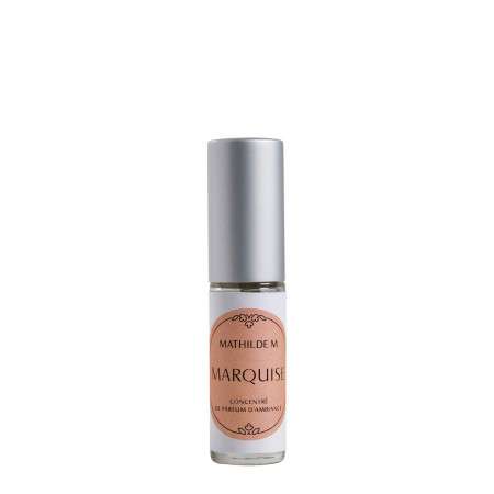 INTERIEUR-DECORATION|Concentré de parfum d'ambiance Rose Élixir Les Intemporelles 4 mlMATHILDE MDiffuseur + brumeConcentré de parfum d'ambiance Rose Élixir Les Intemporelles 4 ml&nbsp; Découvrez Rose Élixir, un parfum voluptueux et envoûtant, mariage de la rose, reine des fleurs, et des notes poudrées de la violette, sur un lit de muscs blancs. Hautement dosé en parfum, le concentré de parfum Les Intemporelles réactive la senteur des décors en plâtre parfumé et des parfums d'armoire Mathilde M. Ligne Les Intemporelles Emblématiques de la marque, Les Intemporelles ont été imaginées par notre Studio de Création comme de véritables objets de décoration précieux. Poétique et féminine, la ligne dévoile de beaux flaconnages côtelés que l’on a plaisir à réutiliser ensuite en photophores ou comme jolis vases soliflores. Sprays, bougies, diffuseurs… Découvrez des rituels parfumés pour toutes vos envies. &nbsp;