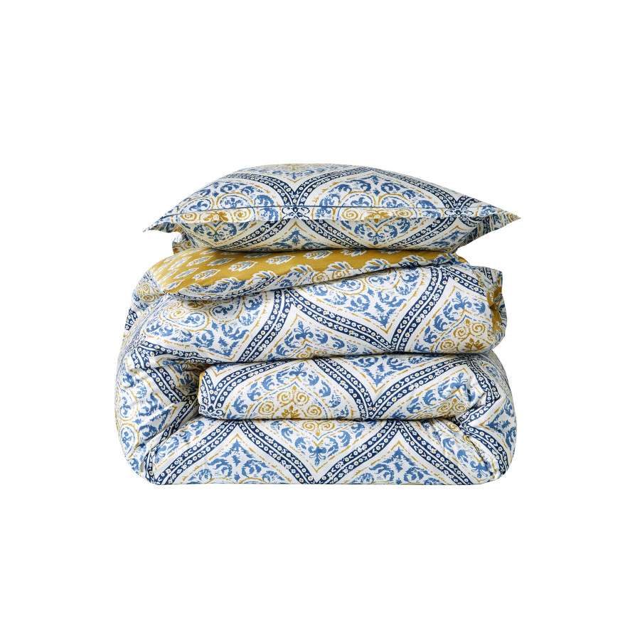 INTERIEUR-DECORATION|Parure MADURAI CURRYBLANC DES VOSGESParure de litParure MADURAI CURRY Housse de couette 140/200 cm Satin 100% coton peigné longues fibres 120 fils/cm² La housse de couette MADURAI curry célèbre le charme des motifs indiens revisités dans une version contemporaine et élégante. Imprimée sur un satin de coton soyeux, elle séduit par son toucher doux, sa brillance délicate et la richesse de son dessin inspiré des textiles artisanaux de l’Inde. Origine : Confectionné en France dans nos ateliers à Gérardmer (Vosges) Matiére : Satin imprimé 100% coton peigné longues fibres 120 fils/cm² Finition : Rabat cheminé qui permet de border la housse de couette sous le matelas Drap-housse : Satin uni coloris Ambre