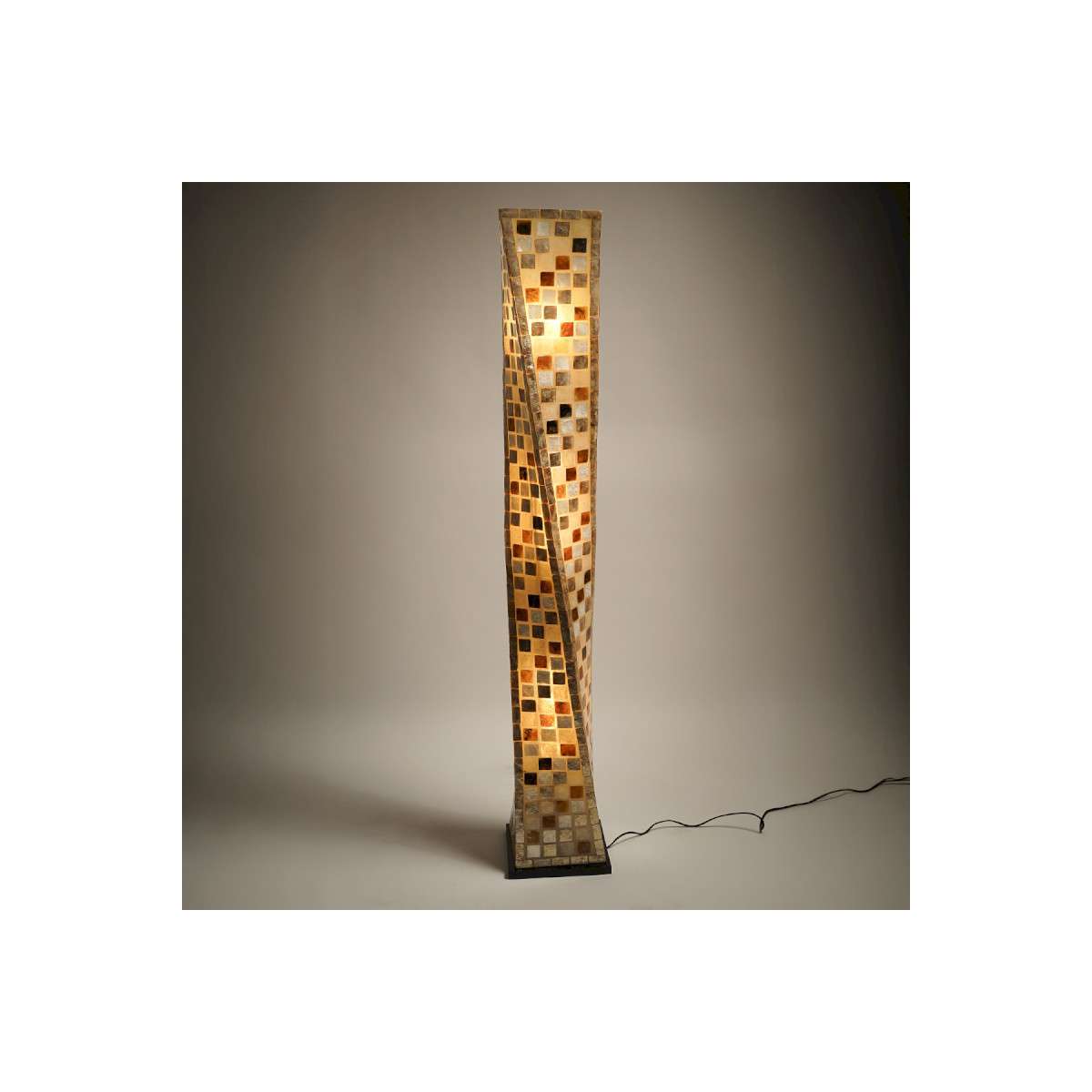 INTERIEUR-DECORATION|XANIO lampadaire 150 cmDRIMMERLampadairesXANIO lampadaire 150 cm Le XANIO lampadaire 150 cm est une pièce lumineuse au design contemporain qui structure élégamment votre espace. Avec sa hauteur de 150 cm, il apporte une présence équilibrée et devient un véritable élément décoratif dans votre salon, votre bureau ou votre chambre. Son style moderne s’intègre parfaitement dans un intérieur épuré, chic ou minimaliste. Placé près d’un canapé, d’un fauteuil ou dans un angle de pièce, le lampadaire XANIO diffuse une lumière douce et agréable, idéale pour créer une atmosphère chaleureuse et accueillante. À la fois fonctionnel et esthétique, il permet d’apporter un éclairage d’appoint efficace tout en valorisant votre décoration. Sa silhouette élancée et harmonieuse donne de la verticalité à la pièce et accentue l’effet contemporain de votre aménagement.Le XANIO lampadaire 150 cm est le choix parfait pour ceux qui recherchent un luminaire design capable de sublimer leur intérieur avec élégance.