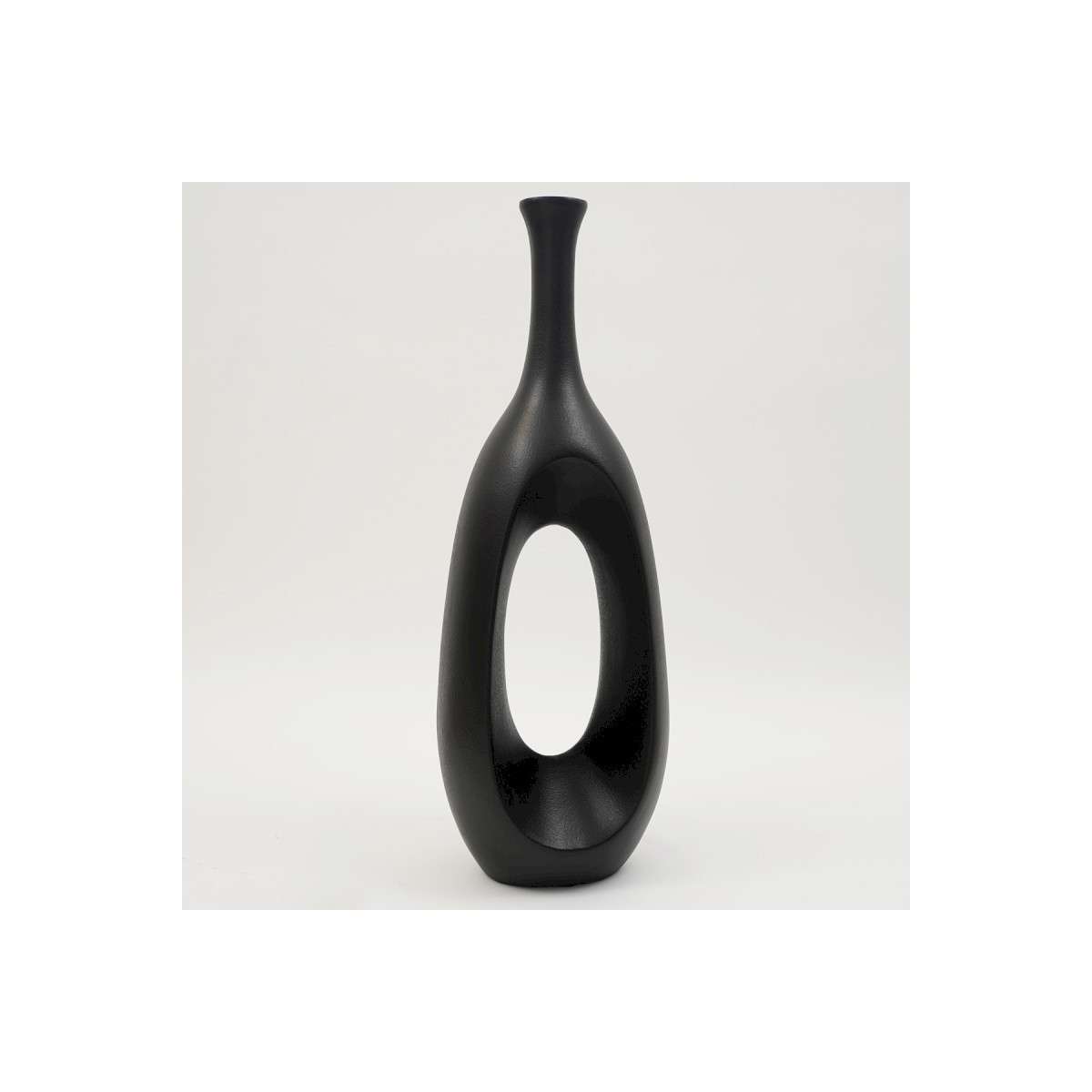 INTERIEUR-DECORATION|OCELLA vase ovale noirOCELLA vase ovale noirDRIMMERVasesOCELLA vase ovale noir&nbsp; Le OCELLA vase ovale noir est une pièce décorative au design affirmé qui apporte caractère et élégance à votre intérieur. Sa forme ovale originale associée à sa finition noire profonde en fait un objet tendance et sophistiqué. Idéal pour sublimer une console, un buffet, une table basse ou une étagère, le vase OCELLA attire immédiatement le regard. Son coloris noir intemporel s’intègre parfaitement dans un intérieur contemporain, industriel ou minimaliste, tout en créant un contraste élégant dans une décoration plus claire.Utilisé seul comme sculpture décorative ou accompagné de fleurs séchées et de branches design, il structure l’espace et apporte une touche artistique à votre pièce. Sa silhouette harmonieuse et moderne en fait un élément décoratif incontournable pour une ambiance chic et raffinée. 