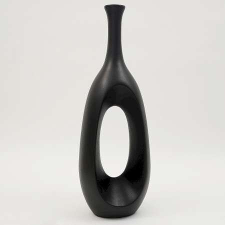 INTERIEUR-DECORATION|OCELLA vase ovale noirOCELLA vase ovale noirDRIMMERVasesOCELLA vase ovale noir&nbsp; Le OCELLA vase ovale noir est une pièce décorative au design affirmé qui apporte caractère et élégance à votre intérieur. Sa forme ovale originale associée à sa finition noire profonde en fait un objet tendance et sophistiqué. Idéal pour sublimer une console, un buffet, une table basse ou une étagère, le vase OCELLA attire immédiatement le regard. Son coloris noir intemporel s’intègre parfaitement dans un intérieur contemporain, industriel ou minimaliste, tout en créant un contraste élégant dans une décoration plus claire.Utilisé seul comme sculpture décorative ou accompagné de fleurs séchées et de branches design, il structure l’espace et apporte une touche artistique à votre pièce. Sa silhouette harmonieuse et moderne en fait un élément décoratif incontournable pour une ambiance chic et raffinée. 