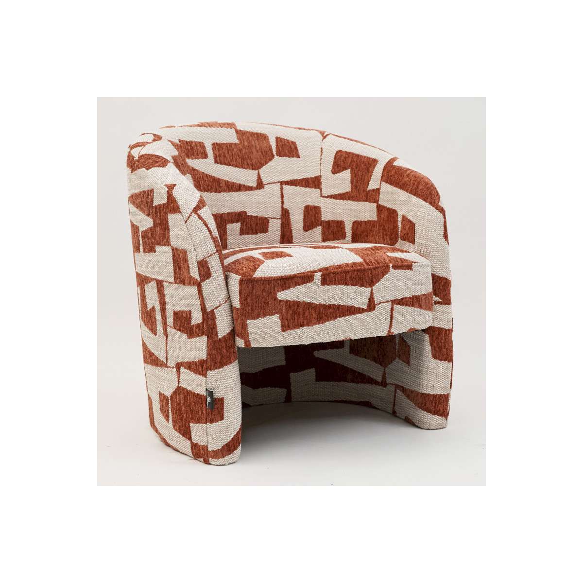 INTERIEUR-DECORATION|DONOVAN fauteuil beige/terraDONOVAN fauteuil beige/terraDRIMMERFauteuilsDONOVAN fauteuil beige/terra&nbsp; Le DONOVAN fauteuil beige / terra séduit par son design contemporain et ses couleurs chaleureuses qui apportent caractère et élégance à votre intérieur. L’association du beige doux et du coloris terra crée une harmonie naturelle et tendance, parfaite pour une décoration moderne et raffinée. Pensé pour le confort autant que pour l’esthétique, ce fauteuil offre une assise agréable et enveloppante. Il s’intègre facilement dans un salon, une chambre ou un espace lecture, où il devient rapidement une pièce centrale de la décoration. Son style intemporel permet de l’associer à différents univers décoratifs : intérieur contemporain, ambiance naturelle, décoration minimaliste ou esprit chaleureux. Placé près d’un canapé, d’une table basse ou dans un coin détente, le fauteuil DONOVAN apporte une touche de convivialité et de confort. Avec son allure élégante et son design soigné, le DONOVAN fauteuil beige / terra est un choix idéal pour ceux qui recherchent un mobilier à la fois décoratif, confortable et tendance. &nbsp;