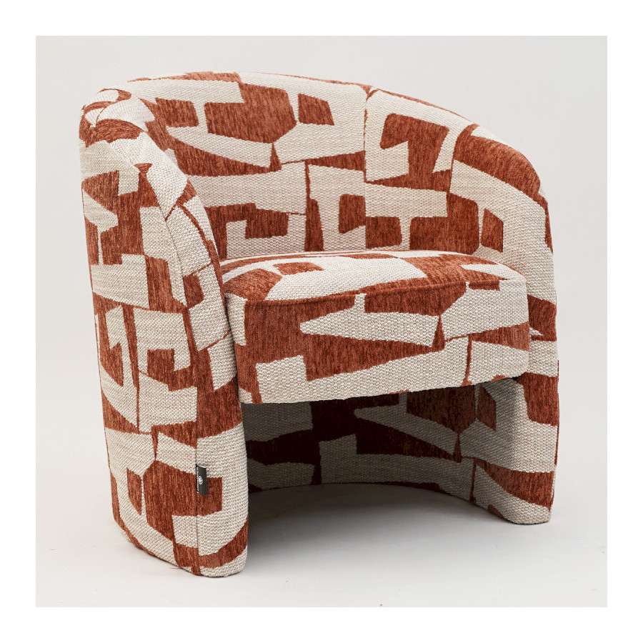 INTERIEUR-DECORATION|DONOVAN fauteuil beige/terraDONOVAN fauteuil beige/terraDRIMMERFauteuilsDONOVAN fauteuil beige/terra&nbsp; Le DONOVAN fauteuil beige / terra séduit par son design contemporain et ses couleurs chaleureuses qui apportent caractère et élégance à votre intérieur. L’association du beige doux et du coloris terra crée une harmonie naturelle et tendance, parfaite pour une décoration moderne et raffinée. Pensé pour le confort autant que pour l’esthétique, ce fauteuil offre une assise agréable et enveloppante. Il s’intègre facilement dans un salon, une chambre ou un espace lecture, où il devient rapidement une pièce centrale de la décoration. Son style intemporel permet de l’associer à différents univers décoratifs : intérieur contemporain, ambiance naturelle, décoration minimaliste ou esprit chaleureux. Placé près d’un canapé, d’une table basse ou dans un coin détente, le fauteuil DONOVAN apporte une touche de convivialité et de confort. Avec son allure élégante et son design soigné, le DONOVAN fauteuil beige / terra est un choix idéal pour ceux qui recherchent un mobilier à la fois décoratif, confortable et tendance. &nbsp;